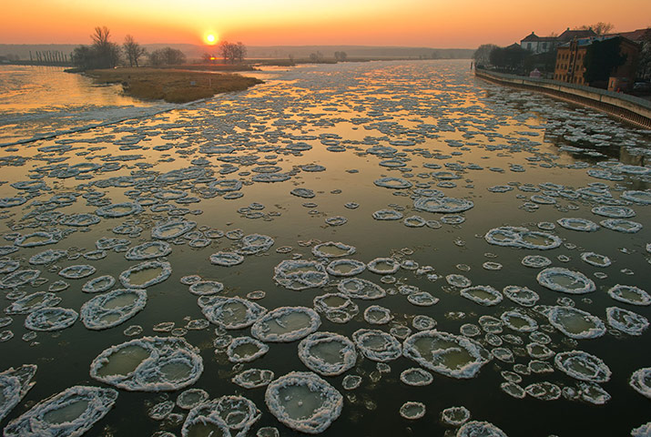 Cold snap continues: Sheets of ice float on the river Oder on the German-Polish border