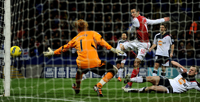 Premier League Wednesday: Robin van Persie hits the woodwork