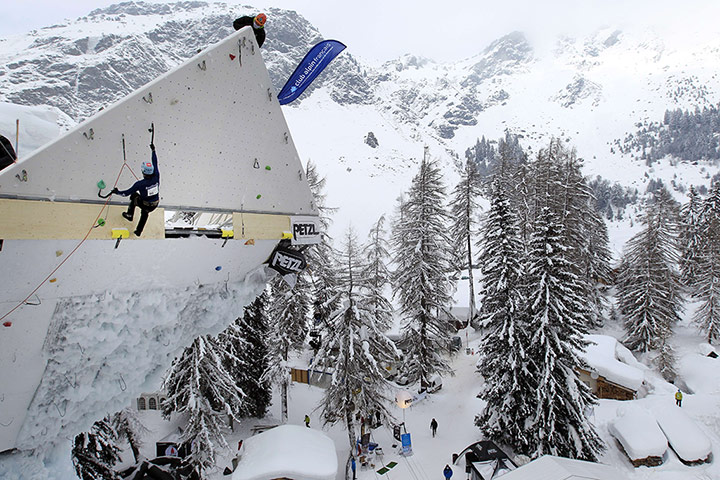 best of the week: The semi final of the Ice Climbing World Cup