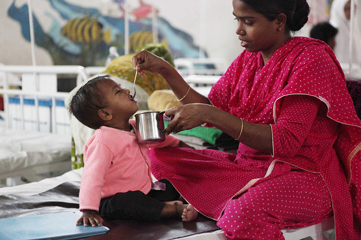 Monitoring malnutrition : Save the Children in Bangladesh