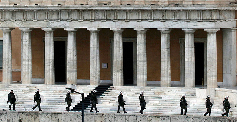 Strikes in Greece: Riot police take up their positions at the Greek parliament
