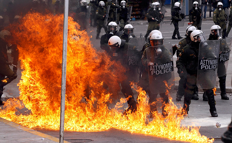 Strikes in Greece: A petrol bomb explodes near riot police during protests