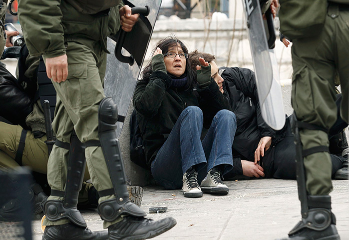 Strikes in Greece: Demonstrators are detained by riot police