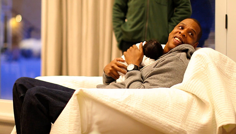 Beyonce Jay-Z Baby: Rapper Jay-Z holds his daughter with Beyonce Knowles, Blue Ivy