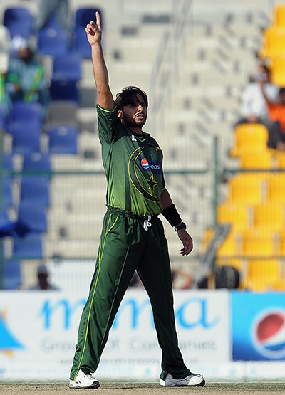 1st ODI: Pakistan's Shahid Afridi celebrates dismissing England's Kevin Pietersen