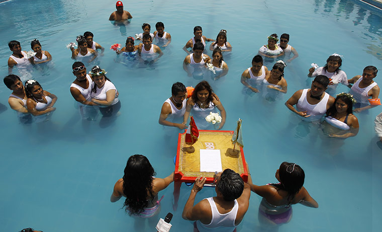 24 hours: Ventanilla, Peru: Couples get married in a pool on Valentine's Day 