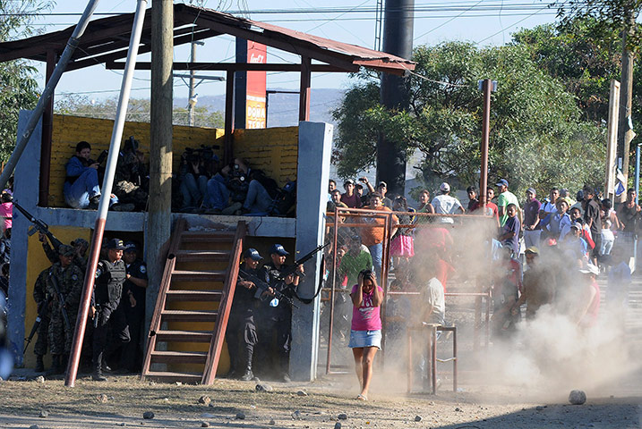 Honduras prison fire: Relatives of inmates waiting outside the perimeter fence throw stones 