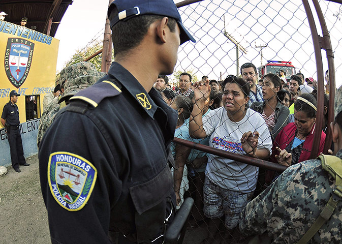 Honduras prison fire: Relatives of inmates wait for news 