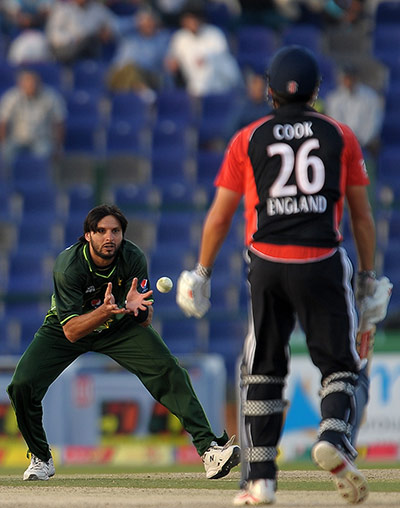 2nd ODI: Pakistan's Shahid Afridi catches out England's captain Alastair Cook