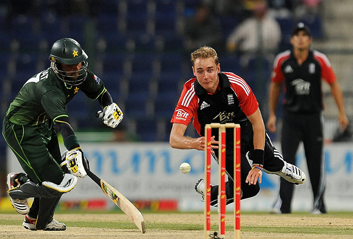 2nd ODI: England's Stuart Broad throws the ball to run out Pakistan's Imran Farhat