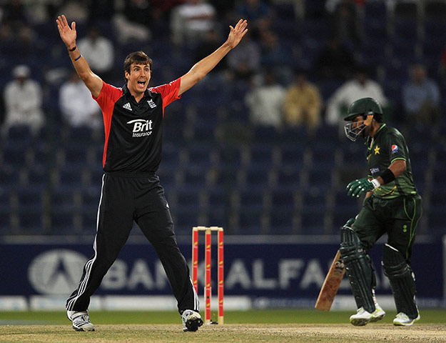 2nd ODI: Steven Finn of England celebrates dismissing Umar Akmal of Pakistan