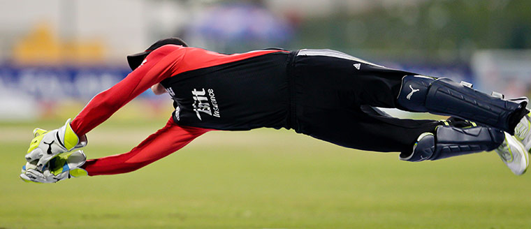 2nd ODI: England's Craig Kieswetter dives to catch Pakistan's Misbah ul Haq