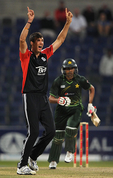 2nd ODI: Steven Finn of England appeals for the wicket of Umar Gul of Pakistan