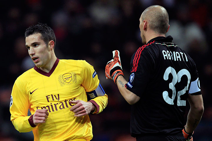 Champions League Wed: AC Milan goalkeeper Abbiati gives a thumbs up as Arsenal's van Persie runs