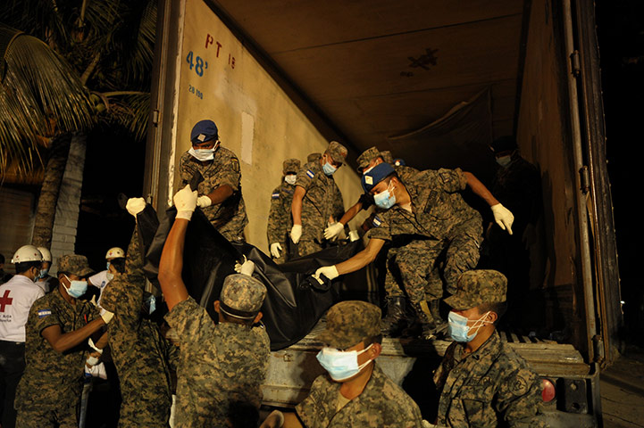 Honduras jail: Soldiers load a trailer truck with corpses