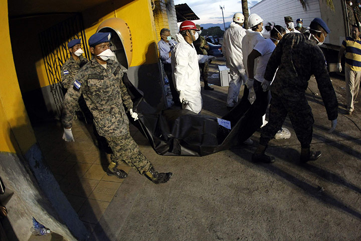 Honduras jail: Soldiers and Red Cross members remove a body bag 