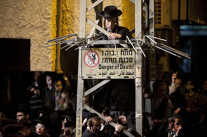 Jewish wedding: A guest takes position to view the wedding