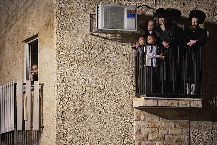 Jewish wedding: Onlookers crowd on balcony to view the wedding