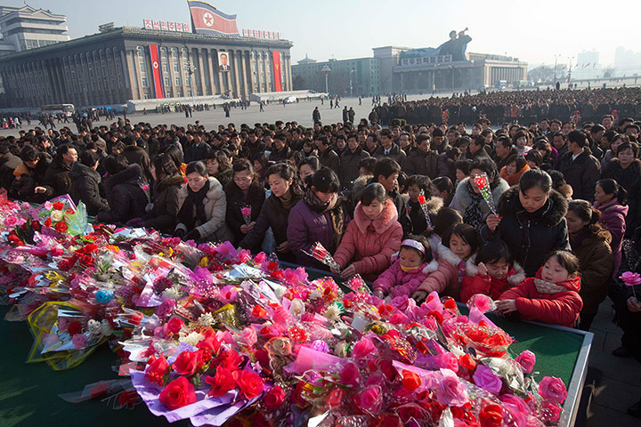 North Korea: North Koreans lay flowers