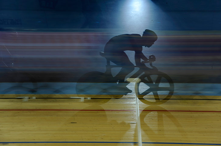 cycling saturday: Mens omnium scratch race at the Track cycling world cup