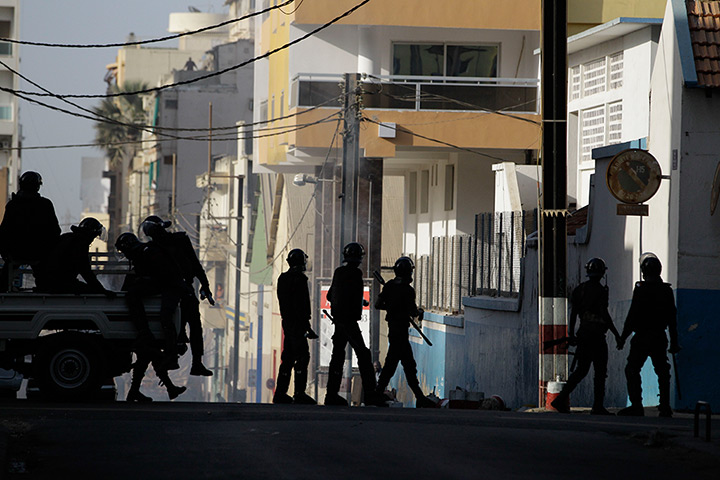 24 hours: Dakar, Senegal: Police in riot gear pursue anti-government protesters 