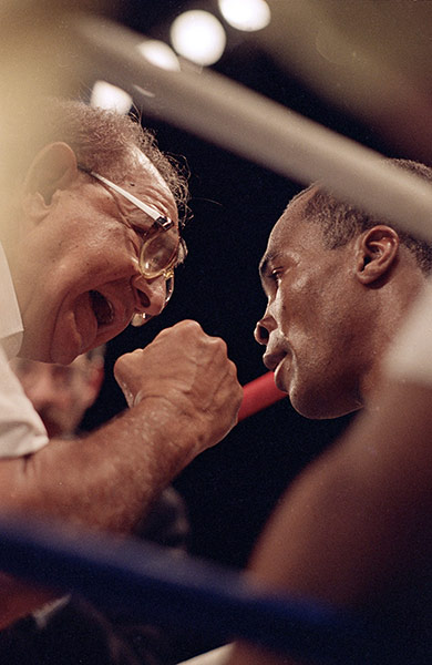 Angelo Dundee: Angelo Dundee gives advice to Sugar Ray Leonard , Las Vegas