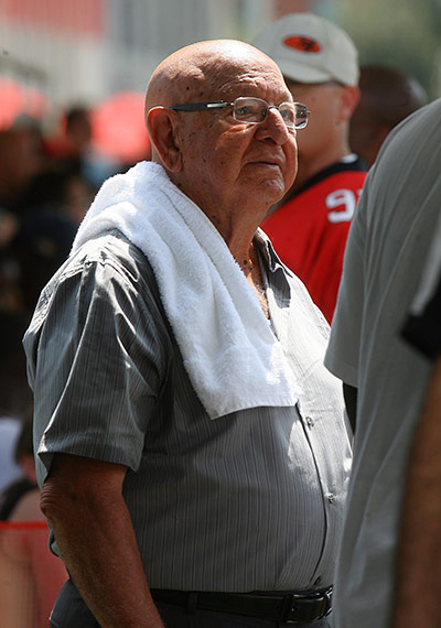 Angelo Dundee: Angelo Dundee watches Tampa Bay Buccaneer practice