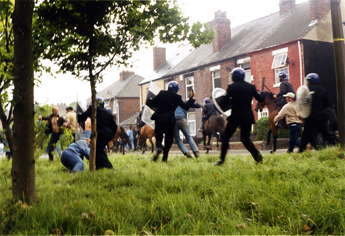 Jeremy Deller: Jeremy Deller, The Battle of Orgreave, 2001