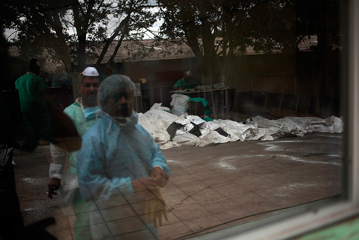 Honduras : Forensic technicians and body bags containing dead inmates