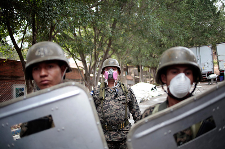 Honduras : Soldiers block access to body bags containing dead inmates