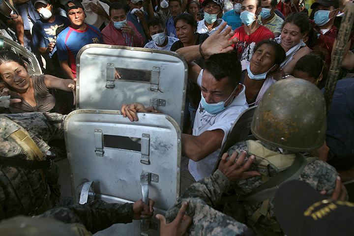 Honduras : Police officers clash with relatives of inmates