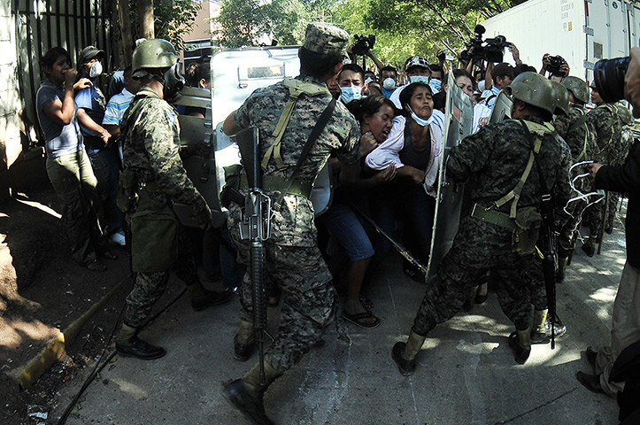 Honduras : Relatives of the victims try to enter the morgue