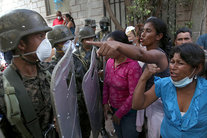 Honduras : Relatives of victims argue with soldiers as they try to enter the morgue