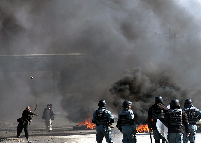 'Qur'an burning' Bagram: Afghans clash with riot police