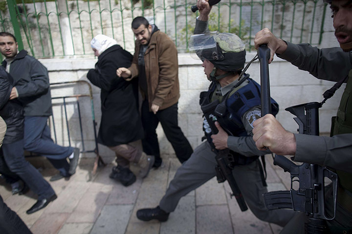 24 Hours: Israeli border policemen raise their batons to disperse Palestinians
