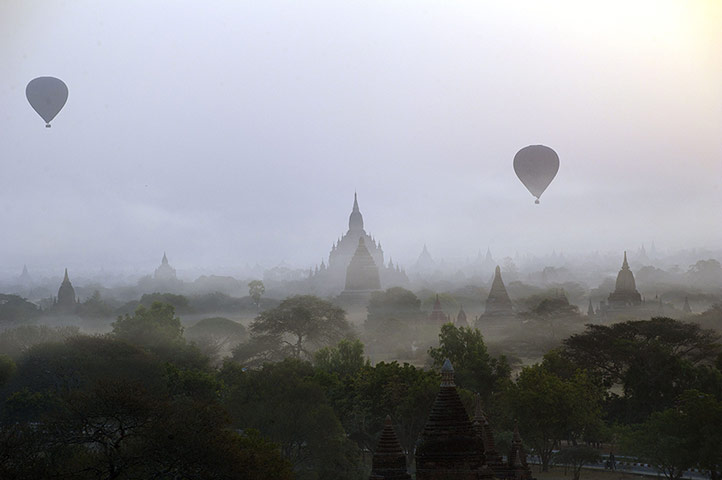 24hours: Hot air balloons carrying tourists in Bagan Burma