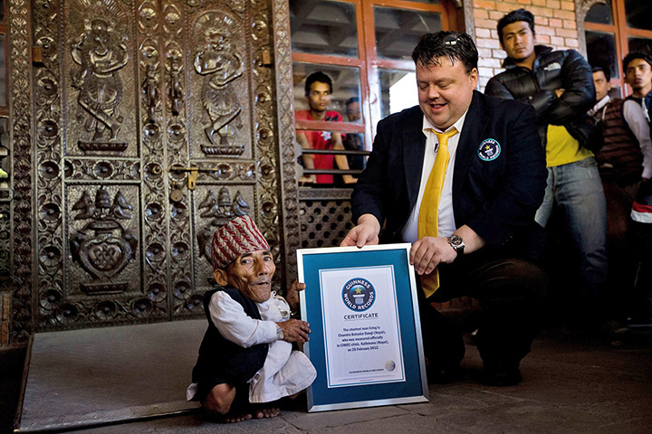 World's shortest man: Chief editor of the Guinness Book of Records hands over a certificate