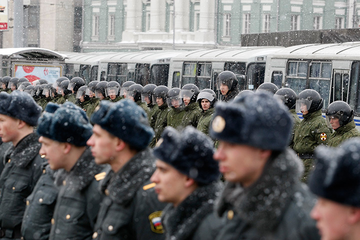 Anti-Putin protests: Russian police officers block the central square next to the Kremlin