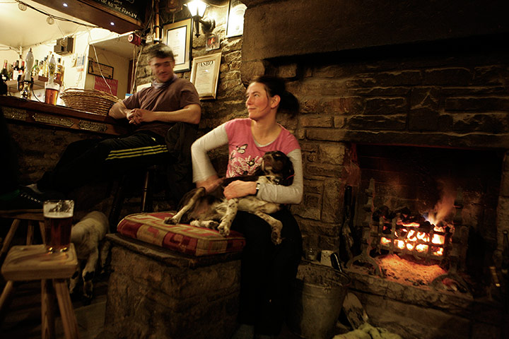 Tan Hill Inn: Customers relax