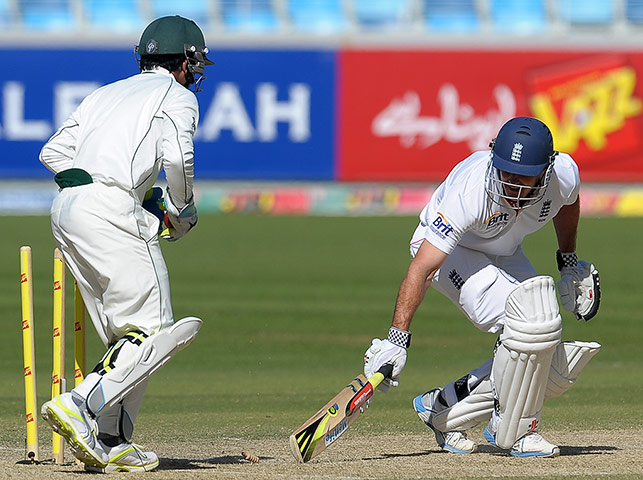 Pakistan v England: Pakistan's Adnan Akmal stamps out England captain Andrew Strauss