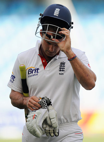 Third test: England's captain Strauss leaves field after his dismissal