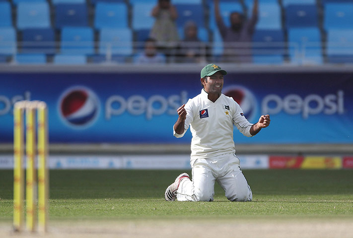 Third test: Pakistan's Asad Shafiq celebrates after catching England's Graeme Swann