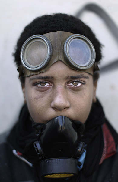 24 hours: Cairo, Egypt: An Egyptian protester wears a protective mask