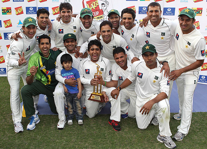 Third test: Pakistan celebrate winning the series with the trophy 