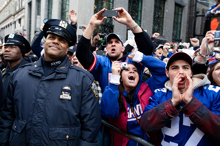 Super bowl parade: New York Giants fans cheer during the team's NFL football Super Bowl parade