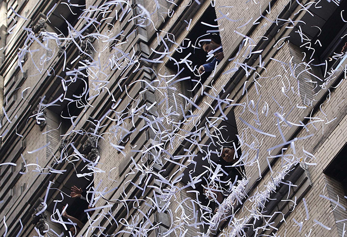 Super bowl parade: People throw confetti out windows