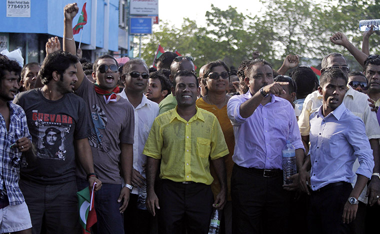 Maldives unrest: Mohamed Nasheed, former president, marches with his supporters 