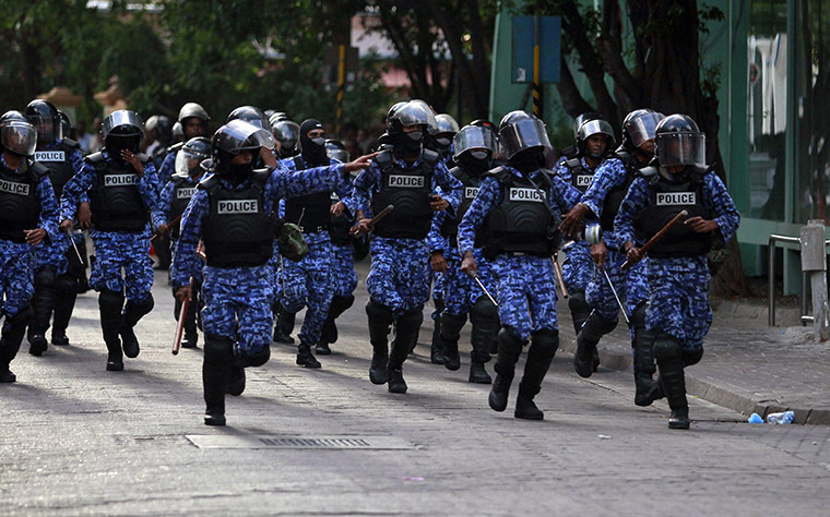 Maldives unrest: Maldivian riot police chase away the supporters of the ousted president