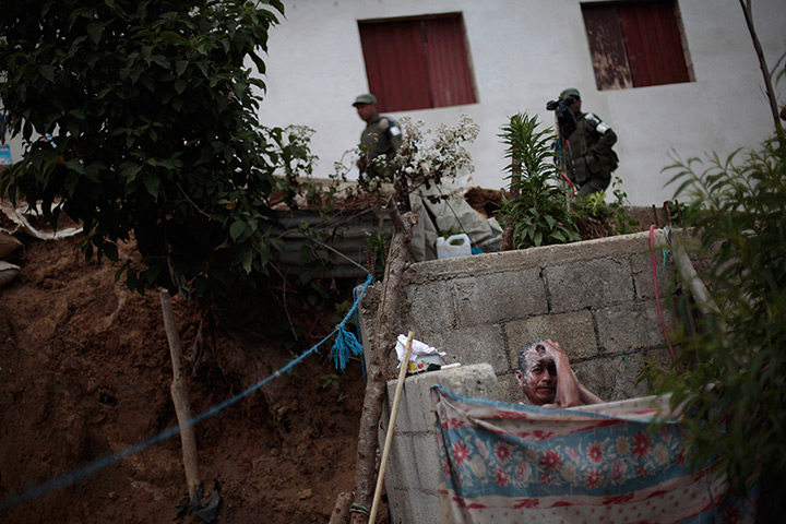 24 hours in pictures: man takes a shower