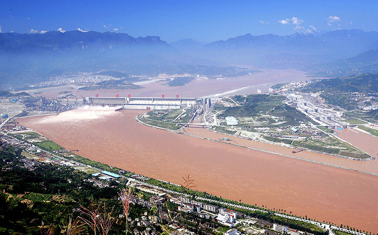 Dams: Three Gorges dam in Yichang